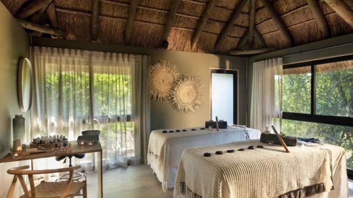 Ein Raum mit zwei massagetischen und einem spiegel