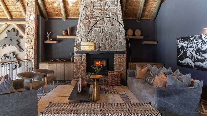 Ein Wohnzimmer mit einer Couch und einem Kamin