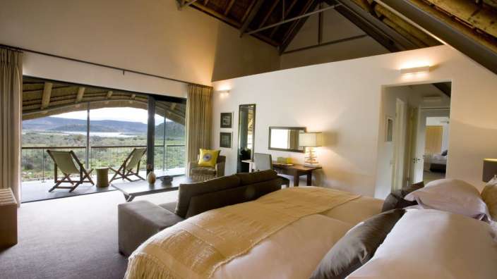 Ein Schlafzimmer mit einem Bett und einem Couchtisch