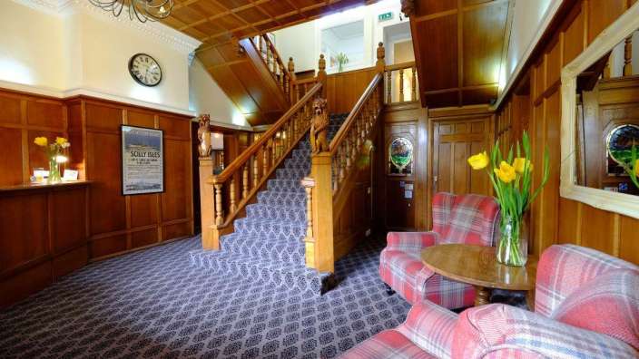 Eine Treppe in einem Gebäude mit einem Schild an der Wand, das sagt " south ridge "