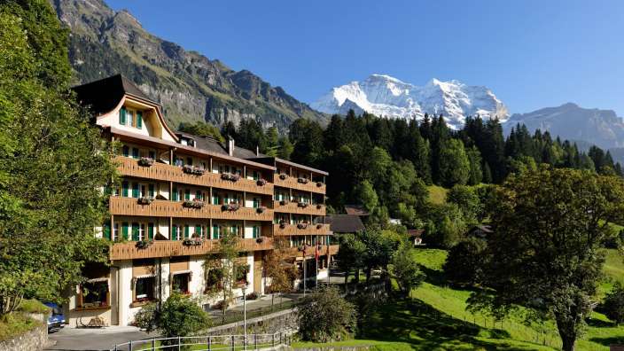 Ein Hotel mit einem Berg im Hintergrund