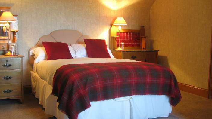 Ein Schlafzimmer mit einem Bett und zwei Nachttischen