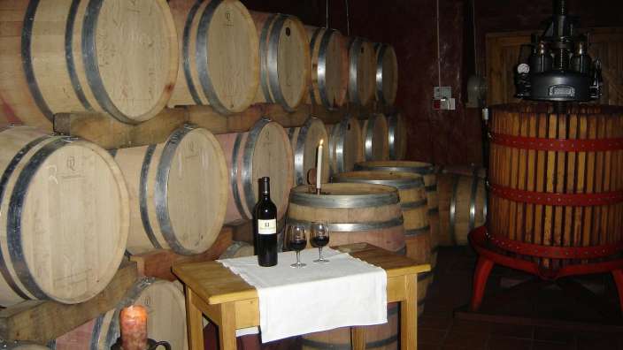 Eine Flasche Wein steht auf einem Tisch in einem Weinkeller