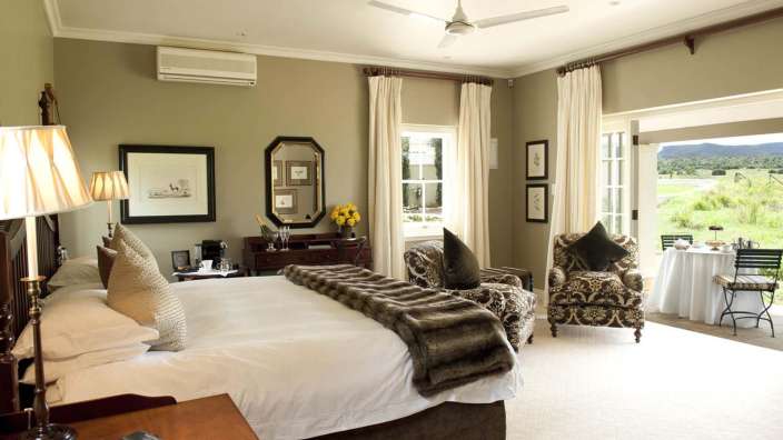 Ein Schlafzimmer mit einem Bett und einem Stuhl