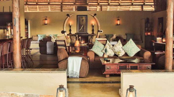 Ein Wohnzimmer mit vielen Möbeln und einem Kamin