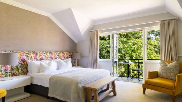 Ein Hotelzimmer mit einem Bett und einem Stuhl