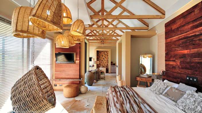 Ein Schlafzimmer mit einem Bett und einem Fernseher