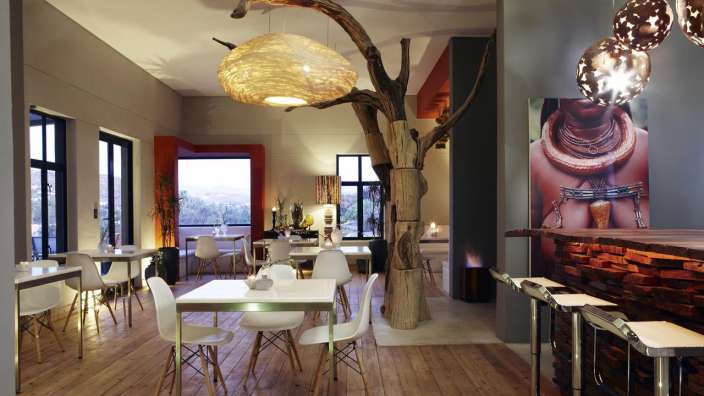 Ein Esszimmer mit einem Bild einer Frau an der Wand