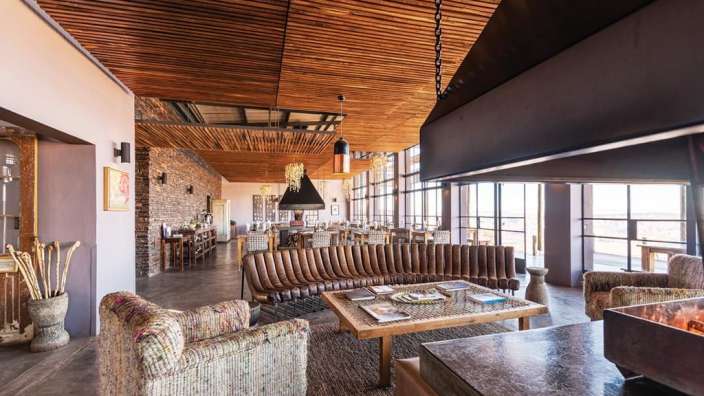 Ein Wohnzimmer mit vielen Möbeln und einem Tisch