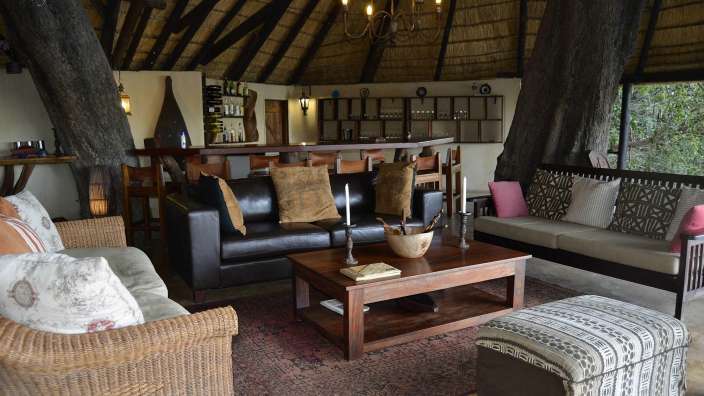 Ein Wohnzimmer mit vielen Möbeln und einem Couchtisch