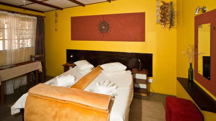 Ein Schlafzimmer mit einem Bett und einem Spiegel