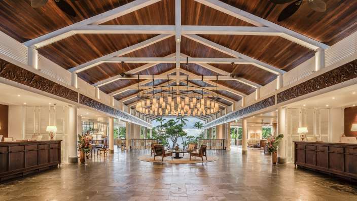 Ein großer Raum mit einem riesigen Kronleuchter an der Decke