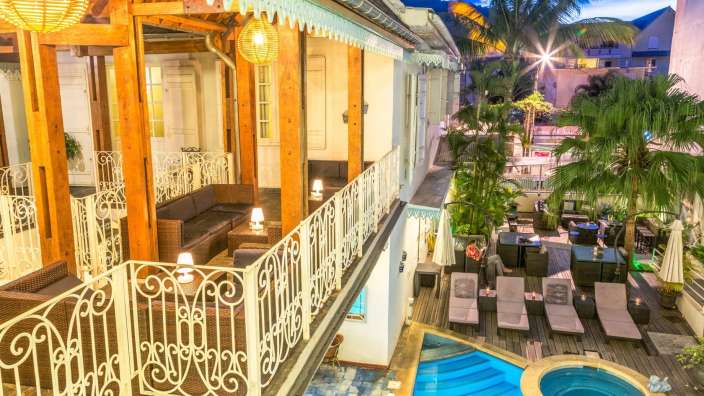 Ein Hotel mit einem großen Pool und einem Whirlpool