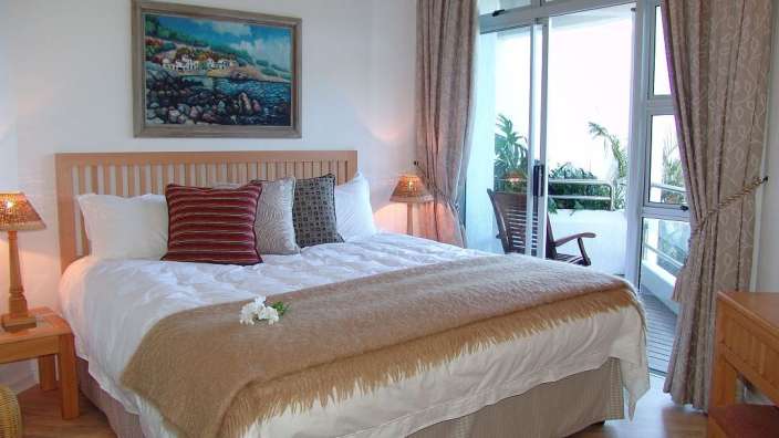 Ein Schlafzimmer mit einem Bett und einem Gemälde an der Wand
