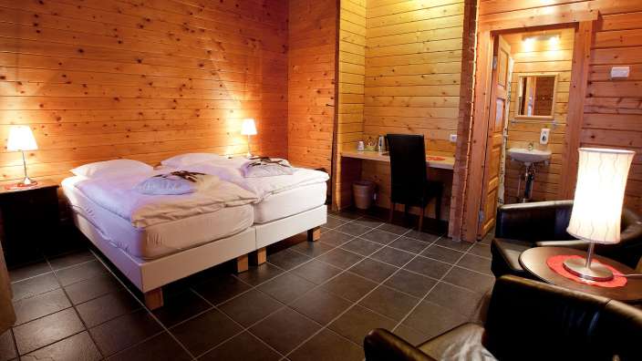 Ein Schlafzimmer mit zwei Betten und einem Stuhl