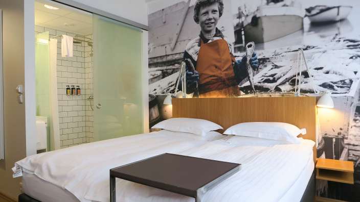 Ein Hotelzimmer mit einem Bett und einem Tisch