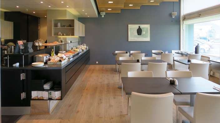 Ein Restaurant mit vielen Tischen und Stühlen