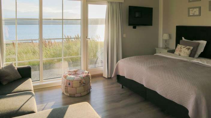 Ein Schlafzimmer mit einem Bett und einem Fernseher