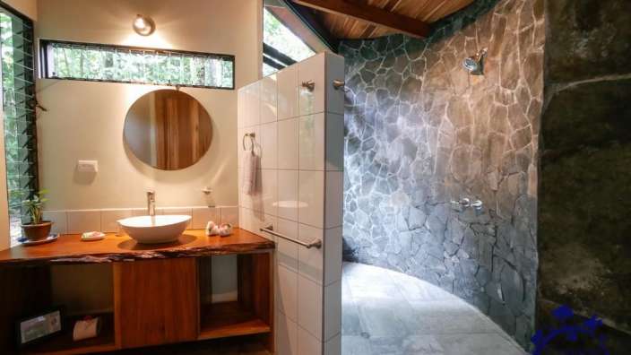 Ein Badezimmer mit einem Waschbecken und einer Dusche