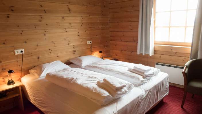 Ein Schlafzimmer mit einem Bett und einem Stuhl