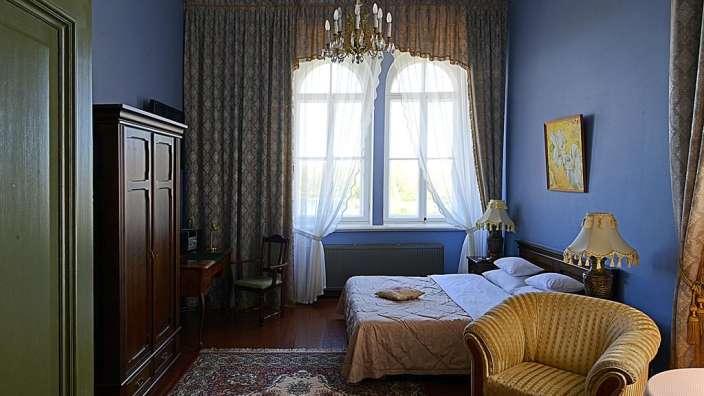 Ein Schlafzimmer mit einem Bett und einem Stuhl