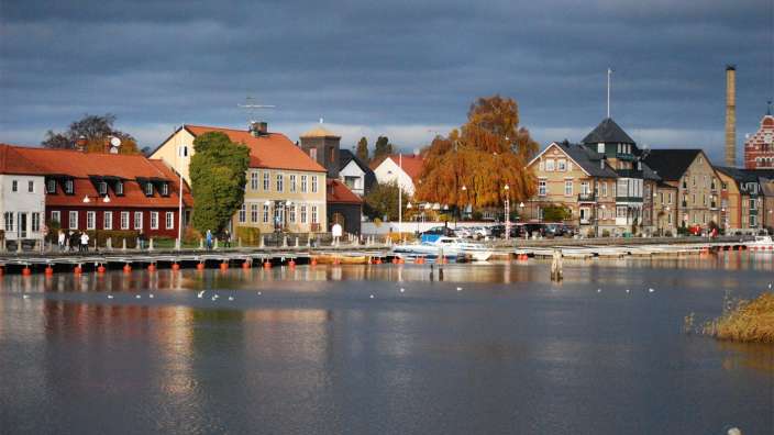 Eine Reihe von Häusern steht an einem Fluss