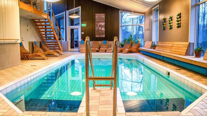 Ein großer Swimmingpool mit einer Treppe in der Mitte