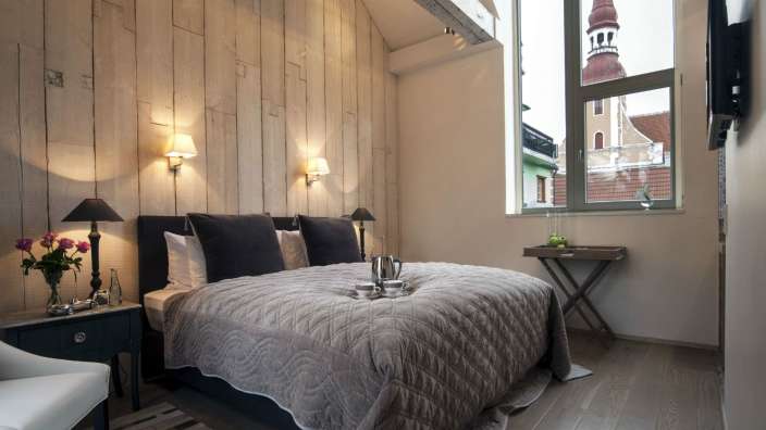 Ein Schlafzimmer mit einem Bett und zwei Nachttischen