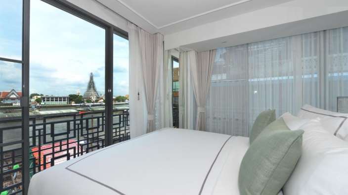 Ein Hotelzimmer mit einem Bett und einem Fenster mit Blick auf den Fluss