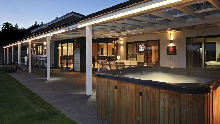 Ein Haus mit einem Whirlpool und einem Fernseher darauf