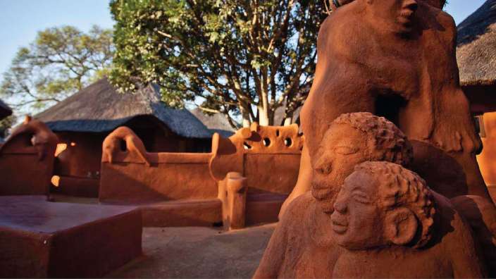 Eine Gruppe von Statuen steht nebeneinander