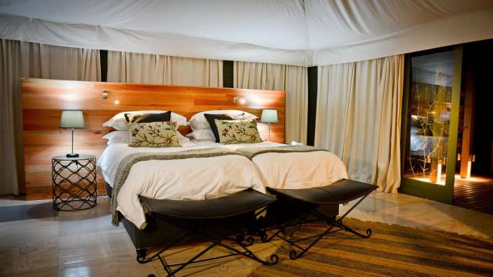 Ein Schlafzimmer mit zwei Betten und zwei Stühlen