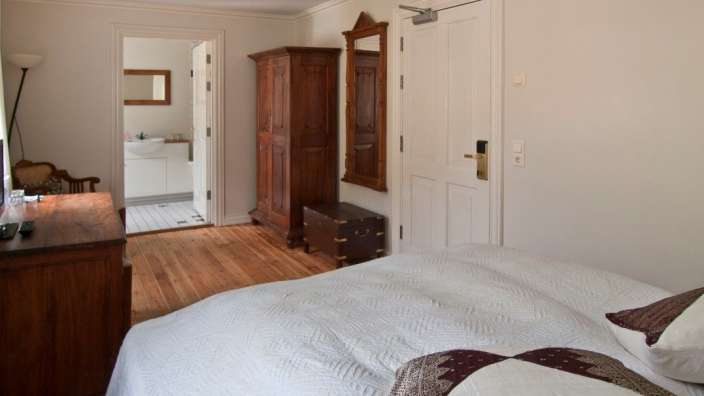 Ein Schlafzimmer mit einem Bett und einem Schrank