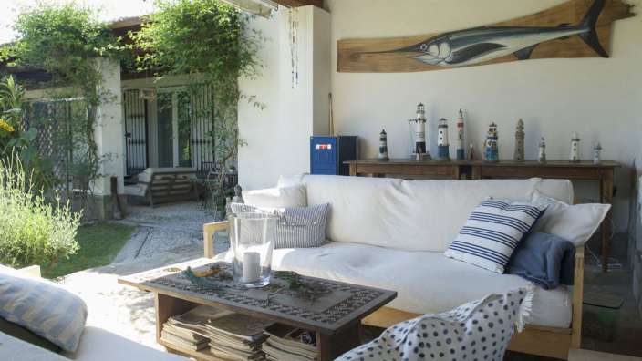 Ein Wohnzimmer mit einer Couch und einem Tisch