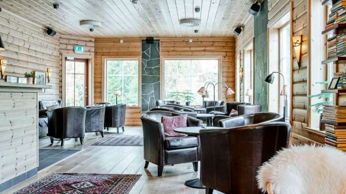 Ein Holzhaus mit vielen Stühlen und einem Ausgang