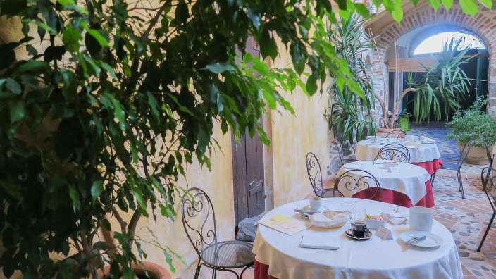 Ein Tisch mit einer weißen Tischdecke und einem roten Tischtuch