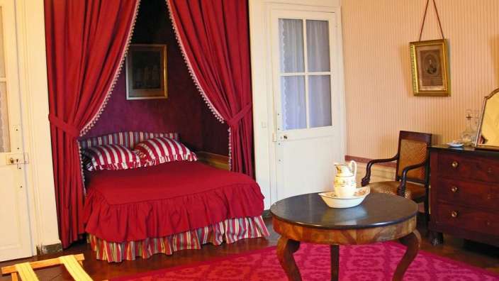 Ein Schlafzimmer mit einem Bett und einem Tisch