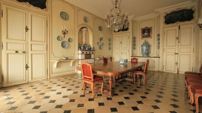 Ein Esszimmer mit einem Tisch und Stühlen und einem Kronleuchter