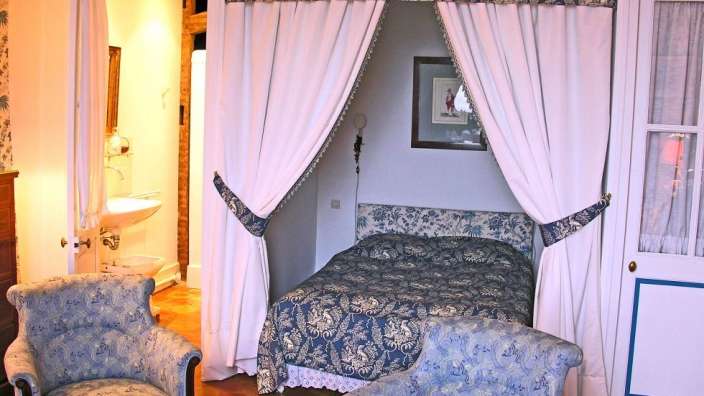 Ein Schlafzimmer mit einem Bett und zwei Stühlen