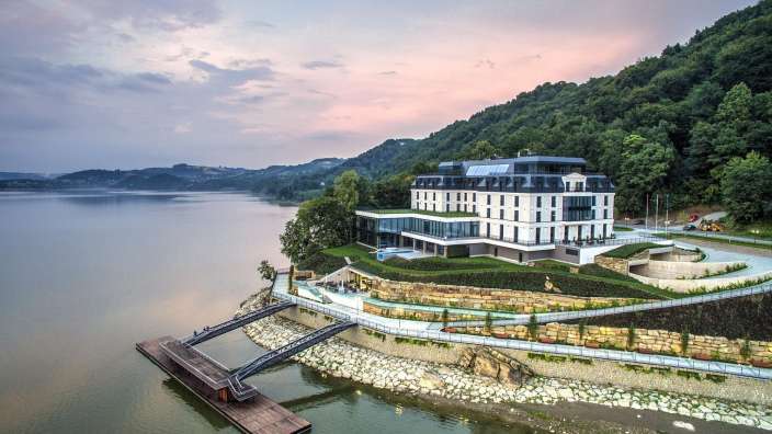 Ein großes Hotel liegt am Ufer eines Sees