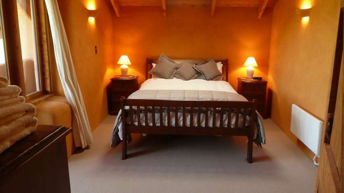 Ein Schlafzimmer mit einem Bett und zwei Nachttischen