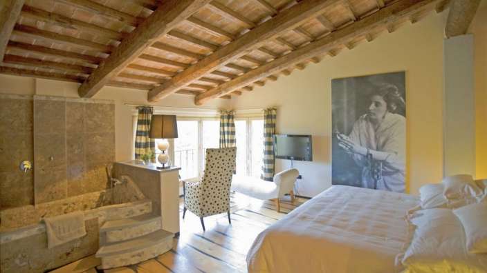 Ein Schlafzimmer mit einem Bild einer Frau an der Wand