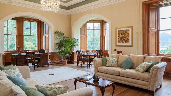 Ein Wohnzimmer mit zwei Couchen und einem Tisch