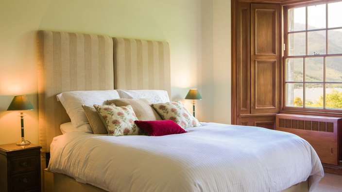 Ein Schlafzimmer mit einem Bett und zwei Lampen