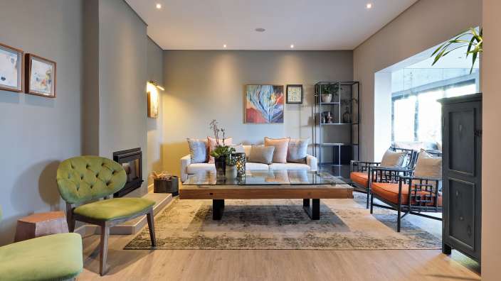 Ein Wohnzimmer mit einem Couchtisch und zwei Stühlen