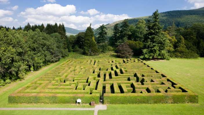 Ein großes Labyrinth in einem Park mit Bäumen im Hintergrund