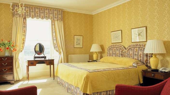 Ein Schlafzimmer mit einem Bett und zwei Stühlen