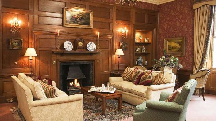 Ein Wohnzimmer mit vielen Möbeln und einem Kamin