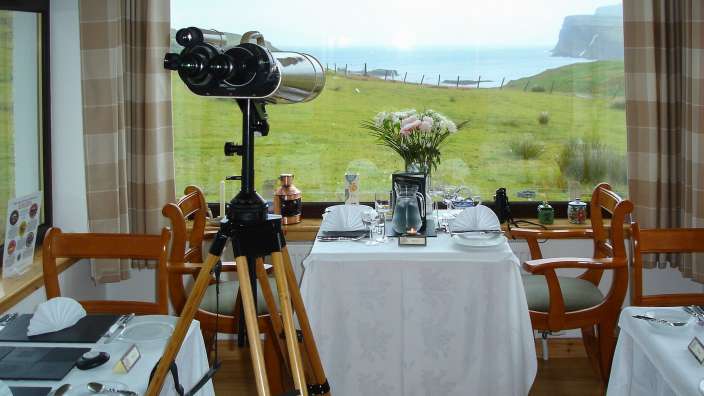Ein Tisch in einem Restaurant mit einem Fernglas darauf