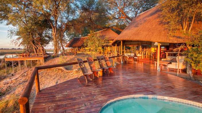 Ein Holzdeck mit einem Swimmingpool in der Mitte